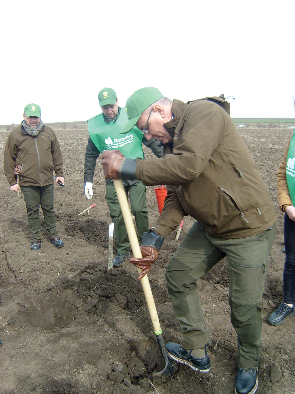 Ioan Deneș e învăţat cu plantarea din grădina proprie