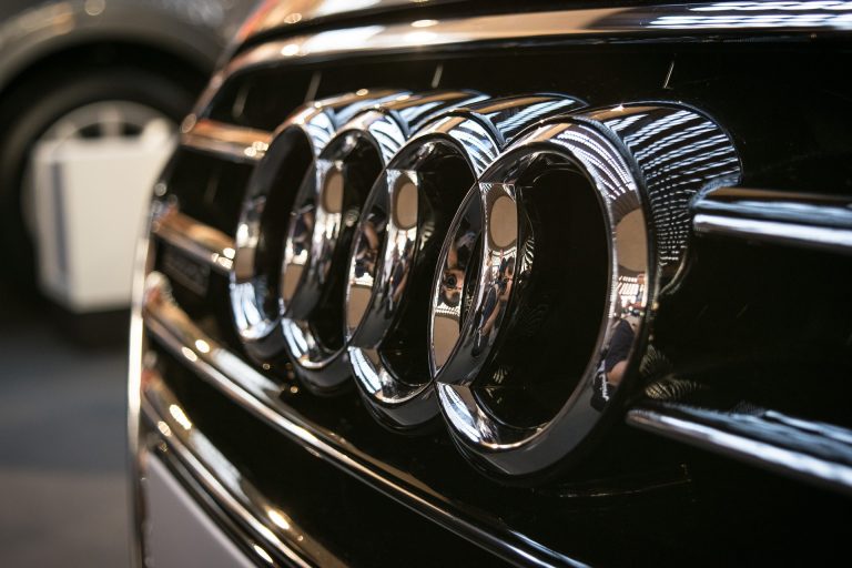 Porsche recheamă în service peste 300 de automobile