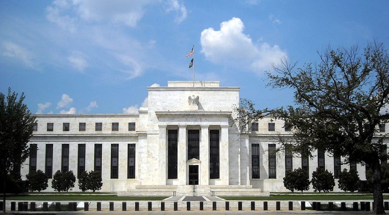 Ședința Federal Reserve, crucială pentru viitorul cotației euro în raport cu dolarul