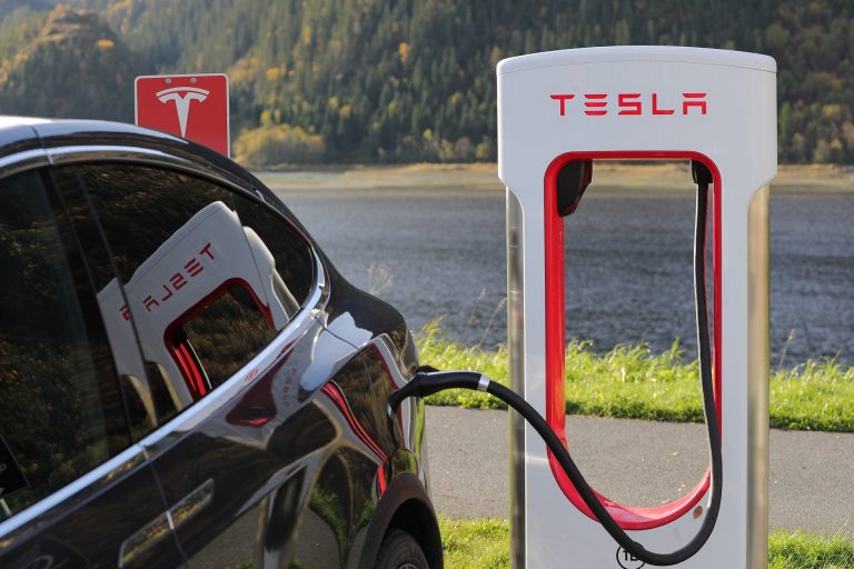 Profiturile Tesla au scăzut cu 71%, Musk se întoarce part-time la companie