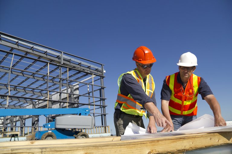 Managerii din România estimează o scădere a activităţii în construcţii