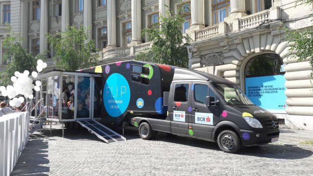 Camionul cu Şcoala de bani a pornit la drum