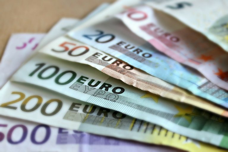 Deficitul bugetar, din nou în discuție