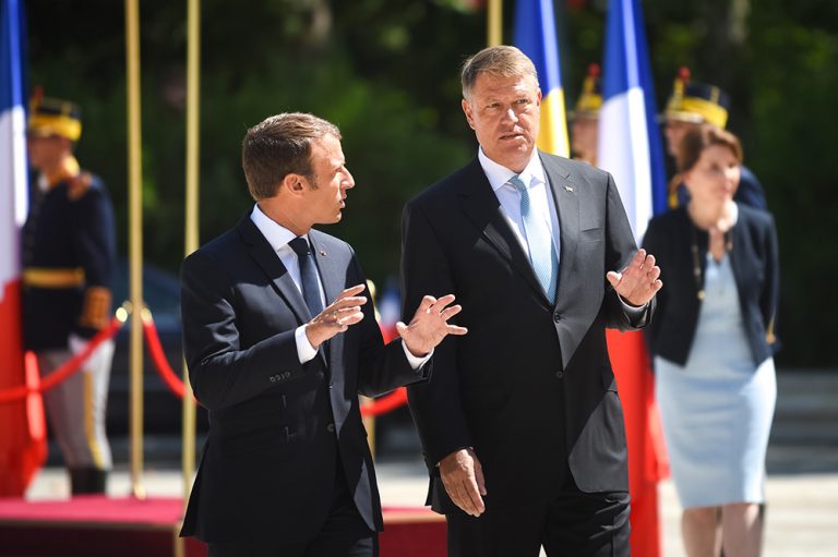 Tânărul și neliniștitul președinte Macron în turneu est-european