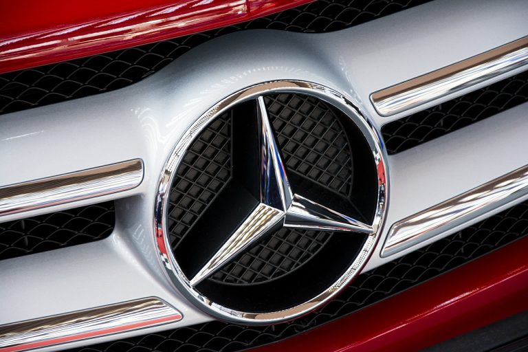 Un milion de automobile marca Mercedes-Benz rechemate în service
