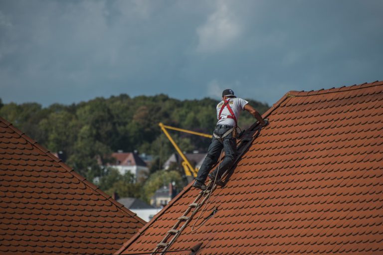 E soare afară, dar reparăm acoperișul