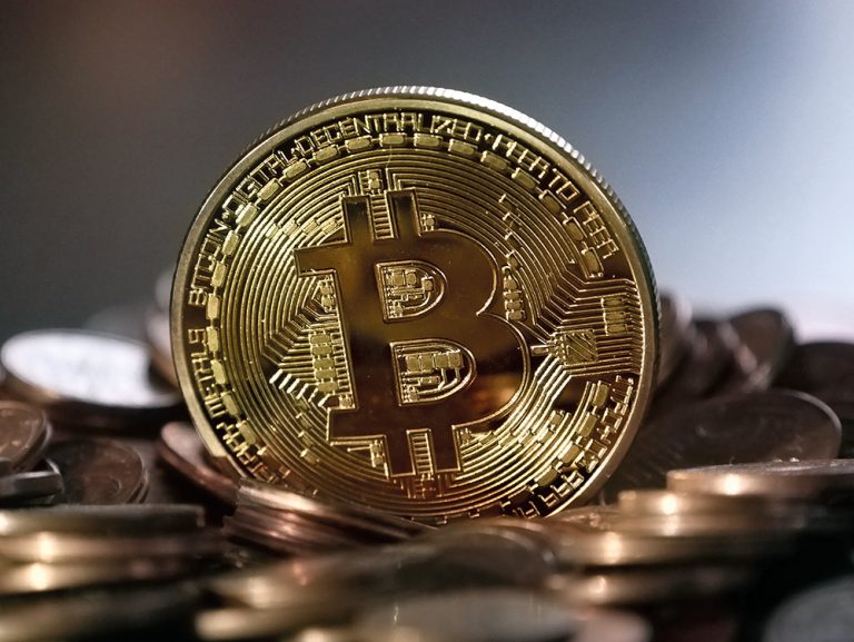 Minarea Bitcoin consumă de 8 ori mai multă energie electrică decât Google și Facebook la un loc