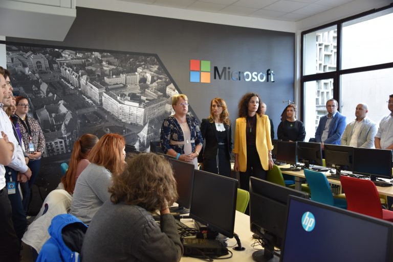 Laborator de informatică în cloud dezvoltat de Microsoft la Universitatea de Vest din Timișoara