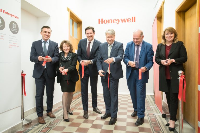 HONEYWELL ȘI UNIVERSITATEA TEHNICĂ DE CONSTRUCȚII DIN BUCUREȘTI LANSEAZĂ UN LABORATOR TEHNOLOGIC DE ULTIMĂ GENERAȚIE