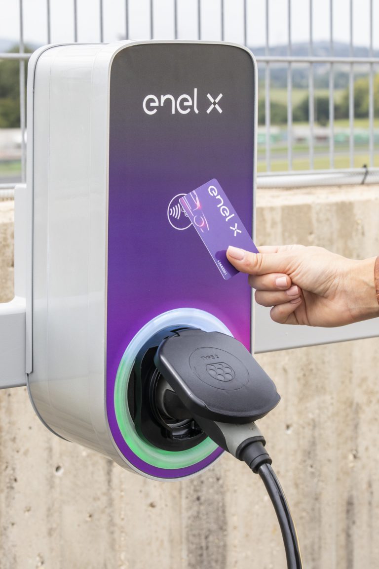 Enel intenționează să vândă pachete minoritare la companiile din România