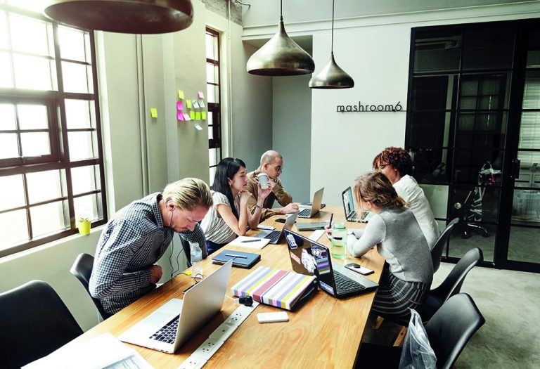 Angajații nu se tem de AI: peste 60% spun că activitatea lor nu poate fi realizată de roboți