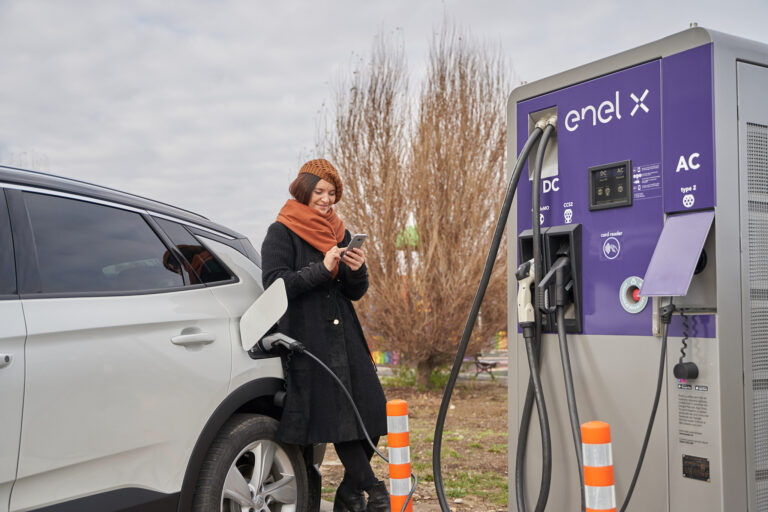 ENEL X ROMÂNIA A PUS ÎN FUNCȚIUNE ȘASE STAȚII DE ÎNCĂRCARE A VEHICULELOR ELECTRICE ÎN CONSTANȚA