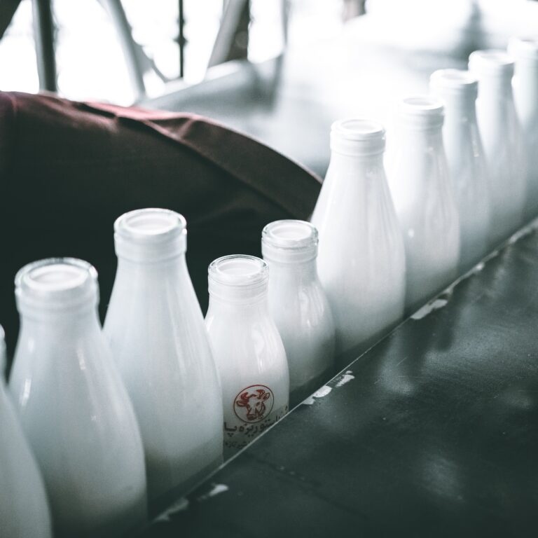 Doar 18% dintre români cumpără lactate de la producători locali