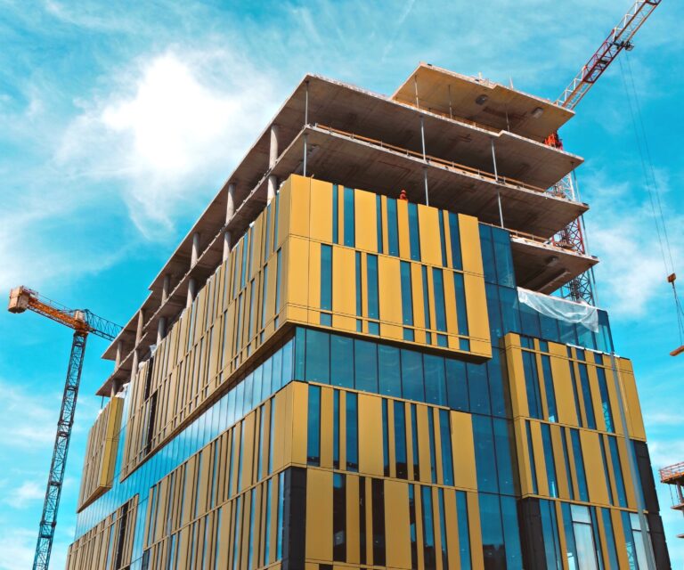 Piețele imobiliare, echilibristică între creșterea prețurilor de construcție și reticența consumatorilor