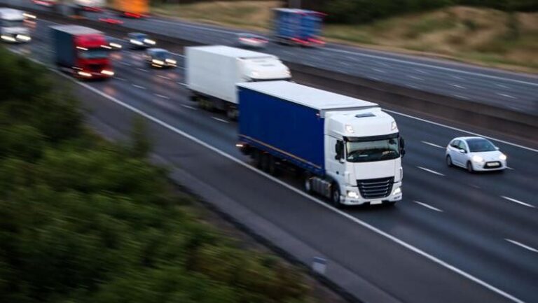 Transportatorii est-europeni cer anularea obligației întoarcerii camioanelor acasă la 8 săptămâni