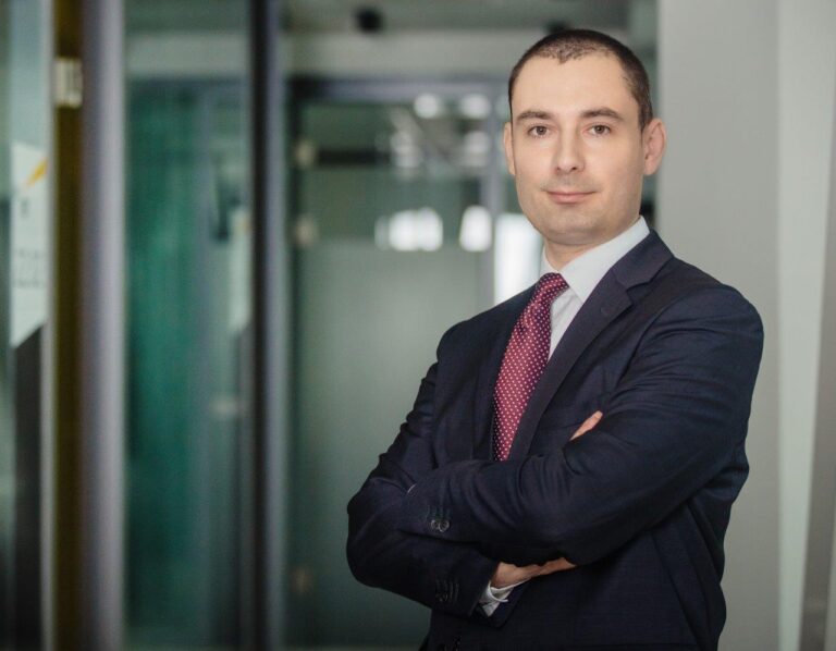 Raport EY: Obstacolele financiare ar putea reprezenta cel mai mare impediment în atingerea țintei de emisii „net zero”