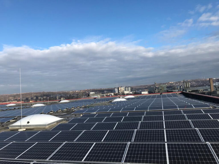 ENEL X ROMÂNIA INSTALEAZĂ PESTE 2.800 DE PANOURI FOTOVOLTAICE PENTRU RETAILERUL PENNY