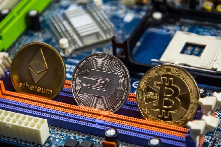 Simon Peters, eToro: Bitcoin și ethereum găsesc suport printre investitori după scăderi masive