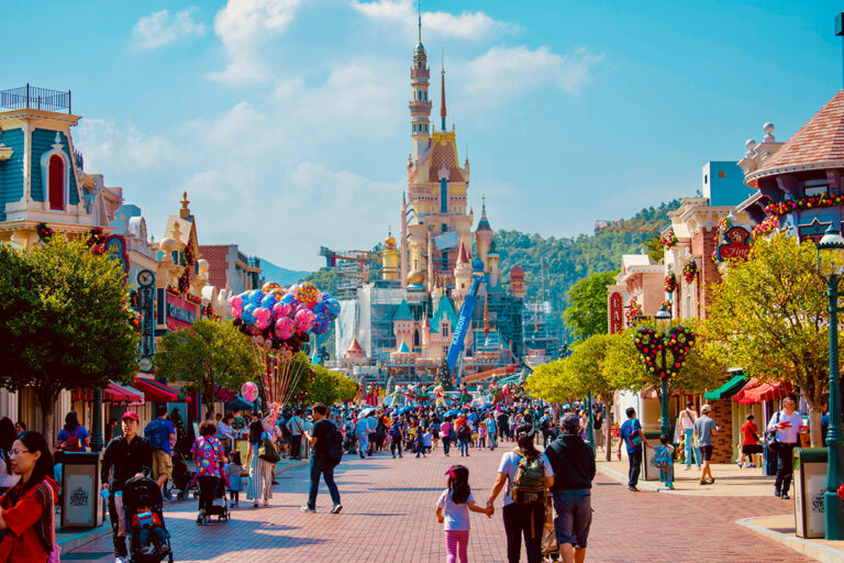 Întoarcerea la Disneyland – redeschiderea parcurilor tematice îmbunătățește perspectivele pentru Disney.