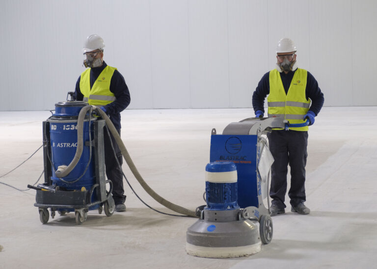 Primii absolvenți ai școlii de aplicatori a companiei EMS Floor Group