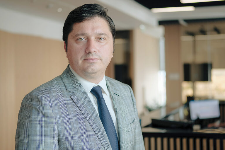 Analiză Deloitte: utilizarea energiei electrice în industrie, construcții și transporturi poate contribui la atingerea obiectivului zero emisii nete de gaze cu efect de seră