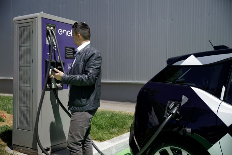 ENEL X ȘI POWER ELECTRIC semnează un parteneriat pentru vânzarea de stații de reîncărcare a vehiculelor electrice