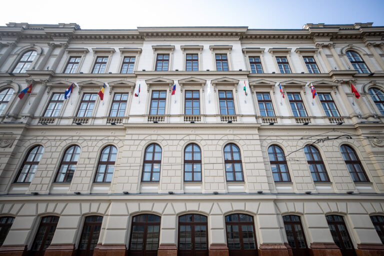 Banca Internațională de Investiții marchează șapte ani de emisiuni de succes în lei românești printr-o nouă tranzacție