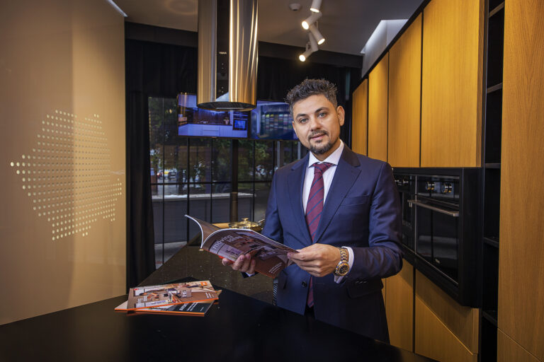 Antreprenorul Mădălin Tomescu lansează concept-store Kuziini, singurul showroom de bucătării din România operațional 100% digital