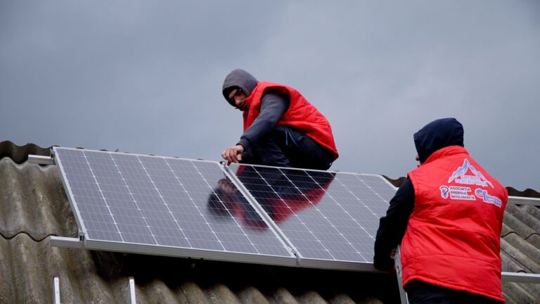 Cinci case izolate din satul Puntea Lupului au acum curent electric prin proiectul „Energie pentru viață” inițiat de Asociația Energia Inteligentă