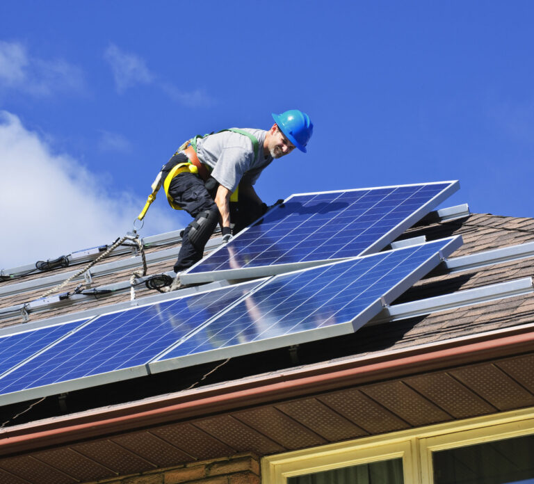 PESTE 200 DE CLIENȚI AI COMPANIILOR ENEL DEVIN PROSUMATORI PRIN PROGRAMUL „CASA VERDE FOTOVOLTAICE”