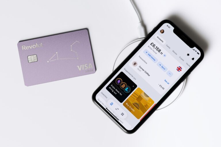La deschiderea sezonului cumpărăturilor, super-aplicația Revolut învață utilizatorii să se apere de fraudele online