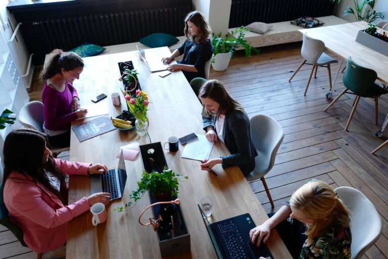 PwC Women in Work Index: Inegalitățile s-au accentuat în timpul pandemiei, ștergând cel puțin doi ani din progresul înregistrat în ultimul deceniu