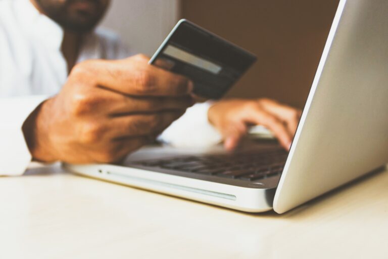 Un sfert dintre românii își țin cardul de credit intact