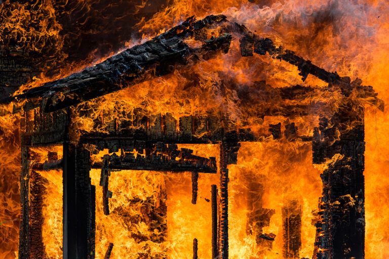 O treime din incendiile din România sunt determinate de instalații electrice defecte sau improvizate