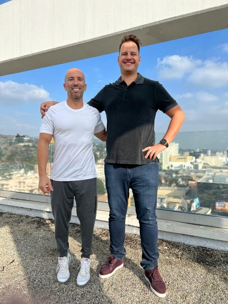 Jason Oppenheim, brokerul vedetă din serialul Netflix Selling Sunset, și Alex Becheru, care se ocupă de designul proprietăților de lux, au vorbit cu Financial Intelligence despre piața imobiliară exclusivistă din SUA