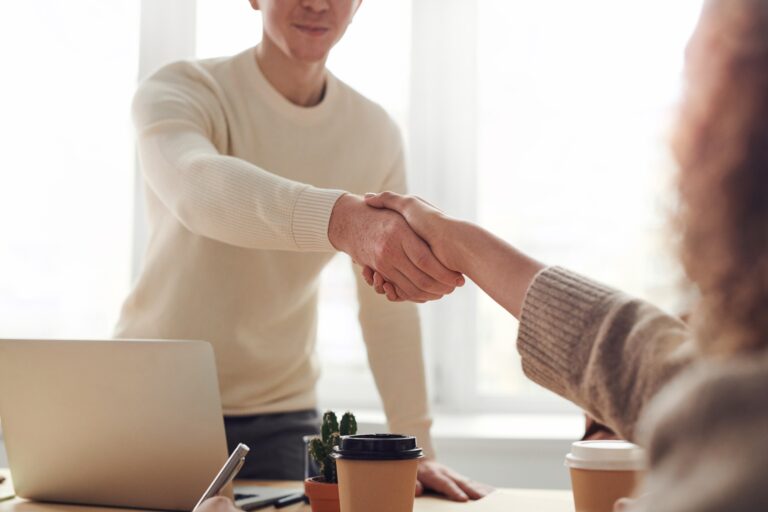 Analiză Deloitte: număr record de tranzacții de fuziuni și achiziții în 2021 și așteptări privind o activitate intensă fără precedent în următorii ani