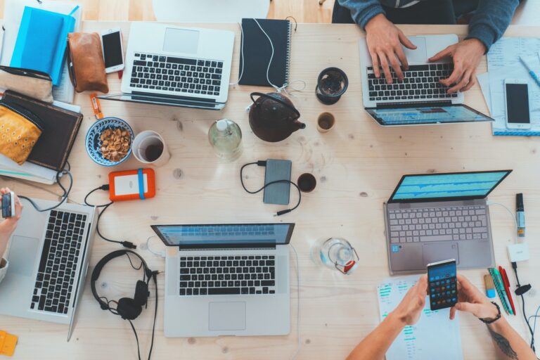 Aproape 75% dintre cei care au joburi în domeniul digital intenționează schimbarea locului de muncă după doi – trei ani de activitate