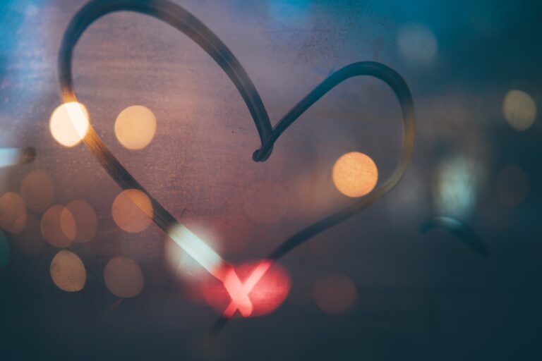 Sondaj BestJobs de Valentine’s Day: Un sfert dintre angajații români și-au găsit în ultimii 2 ani perechea printre colegii de muncă