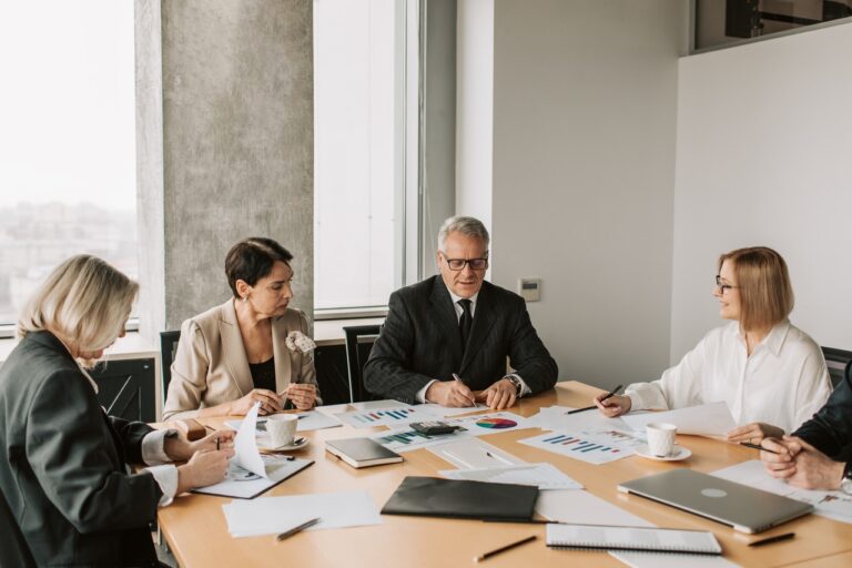 Studiu Reveal Marketing Research: 38% dintre români preferă angajatorii care se implică social