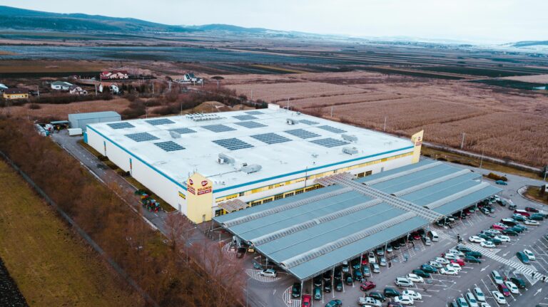 Enel X România instalează peste 2.000 de panouri fotovoltaice pentru retailerul Selgros, în județele Mureș și Timiș