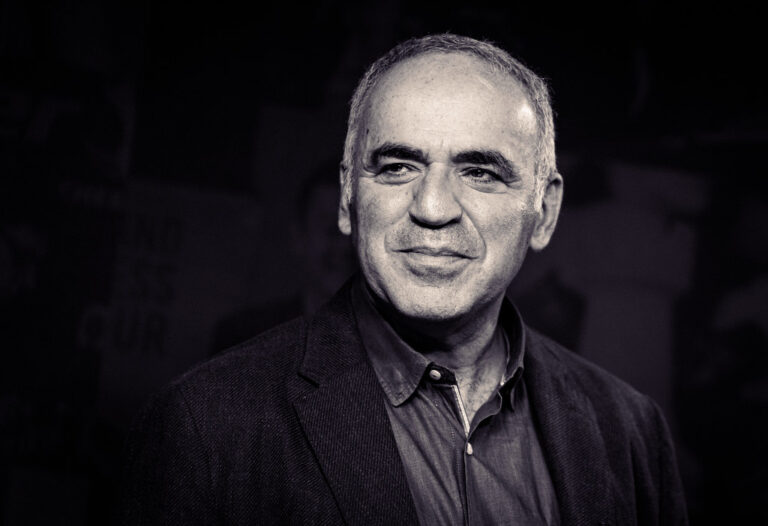 Garry Kasparov, cel mai mare șahist al lumii, sosește la Bucureşti pentru deschiderea primei etape a turneului mondial Grand Chess Tour 2022