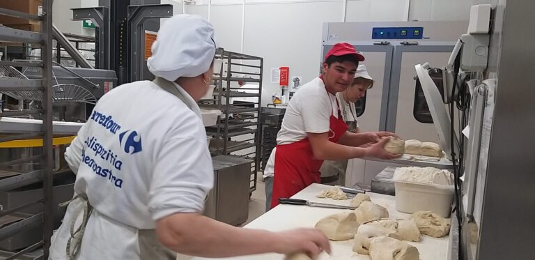 Elevii BakerySchool au început practica la Carrefour România: Ce învață și ce oportunități au
