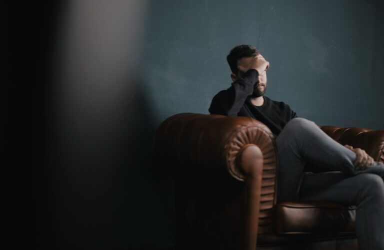 Studiu Reveal Marketing Research: Românii îngrijorați de o criză economică, creșterea prețurilor și războiul de la granițele României