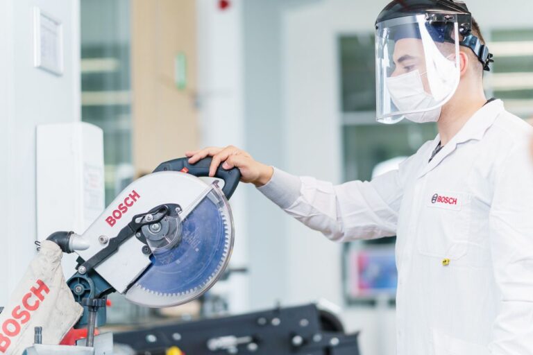 Bosch mizează pe modelul învățământului dual și crește numărul oportunităților pentru elevi
