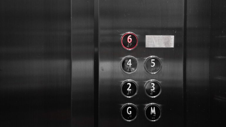 Elevator Pitch Day: 10 start-up-uri de tehnologie din România, Moldova și Lituania își prezintă afacerile, în 60 de secunde, live, în liftul din sediul BCR