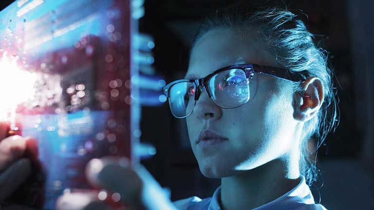 STUDIU Accenture: Aproximativ 50% dintre companii vor investi peste o treime din bugetele lor de tehnologie în Inteligența Artificială până în 2024