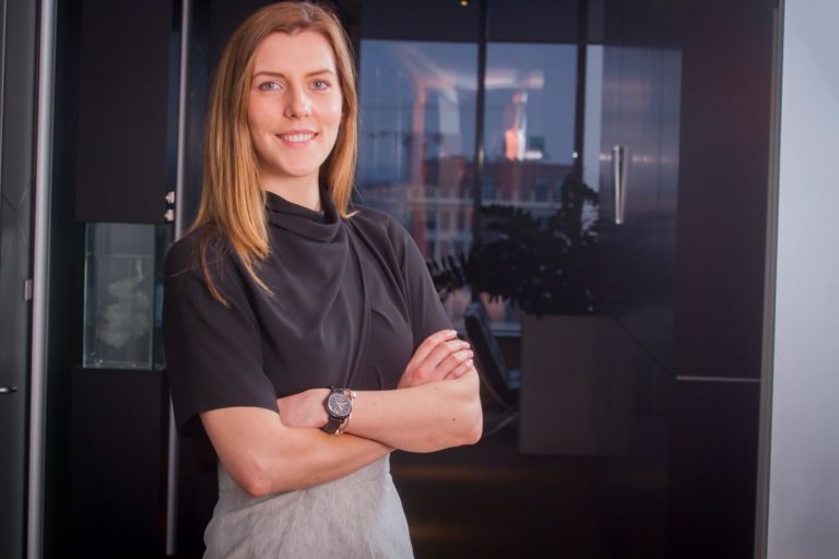 Pachetele salariale ale executivilor, tot mai corelate cu obiectivele ESG. Va fi extinsă această strategie de recompensare la angajați?