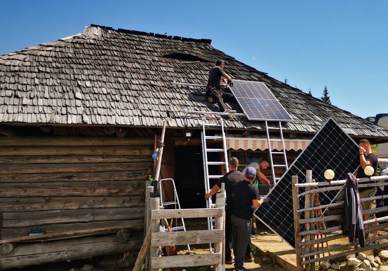 Zece stâne situate în Munții Căpățânii au acum curent electric prin proiectul „România Tradițională cu Energie Curată” derulat de Asociația Energia Inteligentă