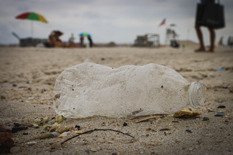 8 din 10 deșeuri aruncate la întâmplare de turiști pe litoral sunt din plastic