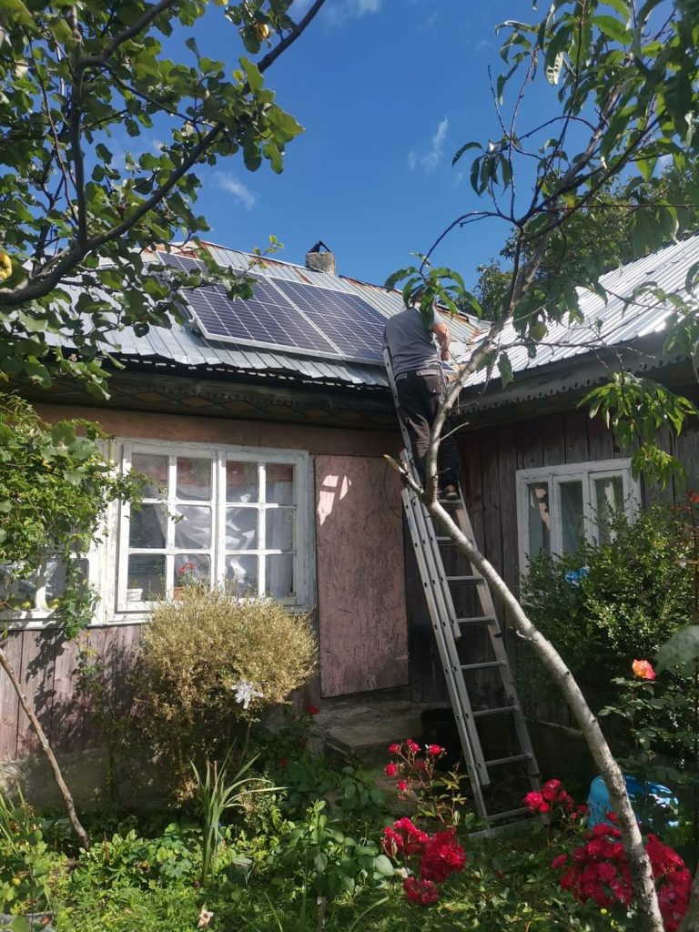 „Energie pentru Viață” aprinde lumina în cinci case uitate de lume în Munții Vrancei